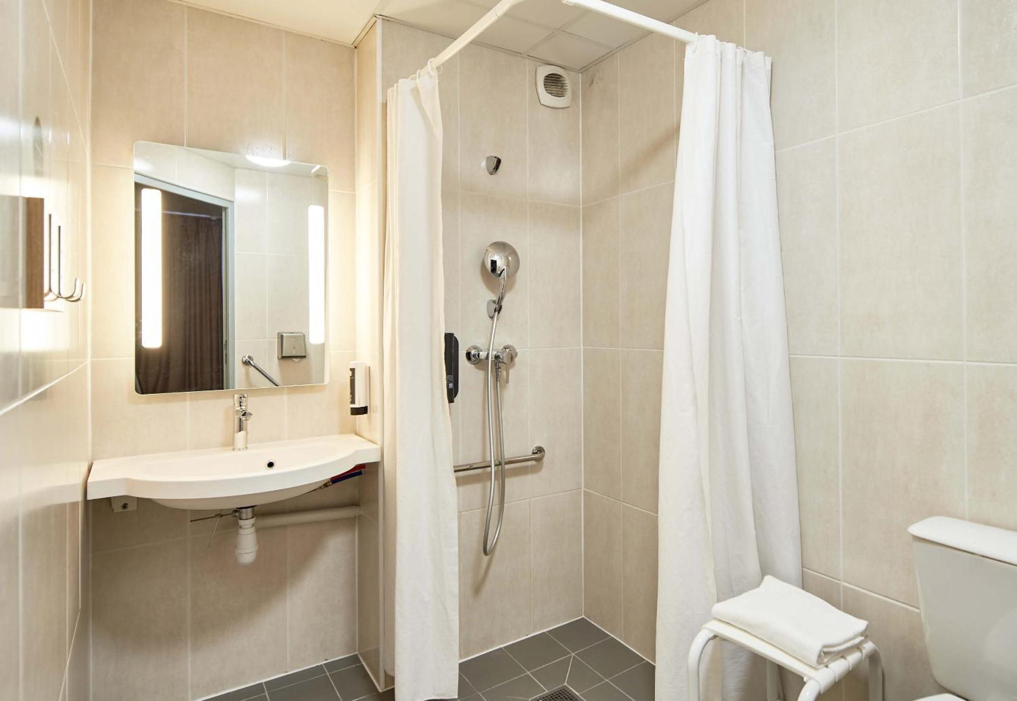 B&B Hôtel MAUREPAS Maurepas  Buitenkant foto